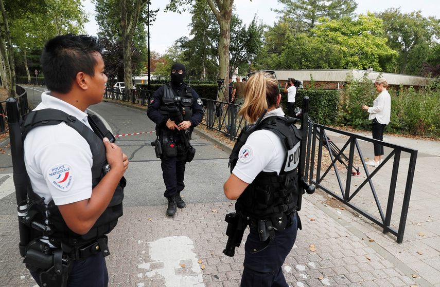 Miembros de la policía establecen un perímetro de seguridad cerca de la zona en la que se produjo un ataque con cuchillo en Trappes, cerca de París, Francia, hoy, 22 de agosto de 2018.&nbsp;&nbsp;