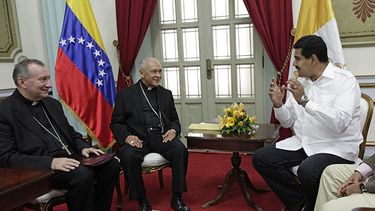En esta foto, el presidente venezolano Nicolás Maduro, derecha, se reúne con el arzobispo de Caracas, Diego Padrón Sánchez, izquierda, y el nuncio apostólico en Caracas, Pietro Parolin, en el palacio presidencial de Miraflores, Caracas, Venezuela. (AP)