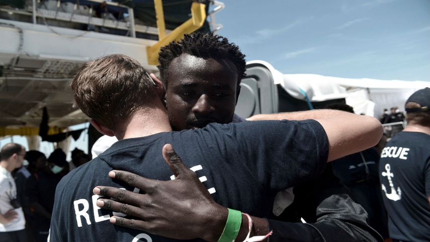Miembros de ONGs reciben en el puerto de Valencia, España, a los migrantes rescatados en el Mediterráneo por el buque Aquarius