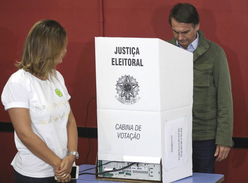 Según las últimas encuestas, difundidas el sábado,&nbsp;Bolsonaro tiene una clara ventaja y puede ser elegido presidente con entre el 54% y el 56,8% de los votos.