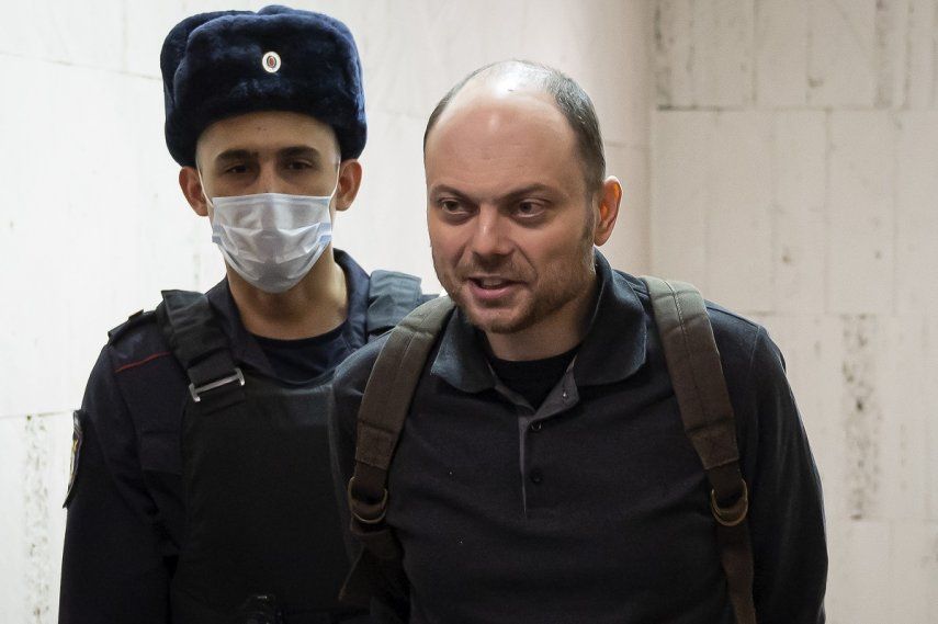 El activista opositor ruso Vladimir Kara-Murza es escoltado a una vista en una corte en Moscú, Rusia, el 8 de febrero de 2023. Una corte en Moscú condenó al destacado opositor por los cargos de traición y denigrar al ejército ruso, y le sentenció a 25 años de prisión.&nbsp;