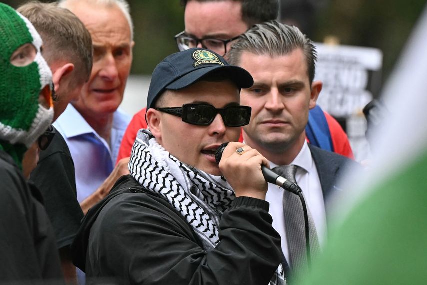 Liam OHanna, miembro del grupo de rap irlandés Kneecap y conocido bajo el nombre artístico de Mo Chara, habla con sus seguidores frente al Juzgado de Paz de Westminster en Londres el 20 de agosto de 2025.