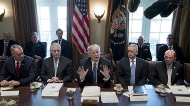 Donald&nbsp;Trump, el secretario de Estado Ryan Zinke (i), el secretario de Estado Rex Tillerson (2-i), el secretario de Defensa Jim Mattis (2-d), y el secretario de Comercio, Wilbur Ross (d), durante una reunión en la Casa Blanca.