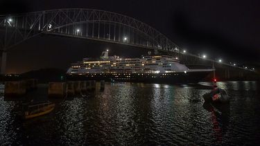 Vista del crucero Zaandam, de Holland America, mientras pasaba por Ciudad de Panamá, en la noche del 29 de marzo de 2020.