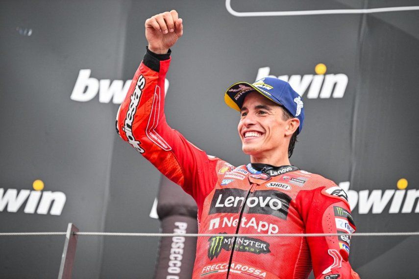 El piloto español Marc Márquez, del equipo Ducati Lenovo, ganador del Gran Premio de Austria de MotoGP, celebra en el podio tras el Gran Premio de Austria de MotoGP, en el circuito Red Bull Ring de Spielberg, Austria, el 17 de agosto de 2025.