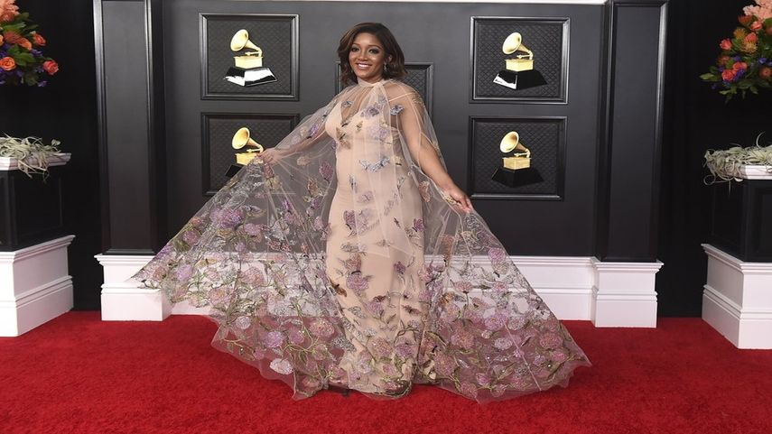 La artista de música country estadounidense Mickey Guyton, de 37 años de edad, posa a su llegada en el Centro de Convenciones de Los Angeles para la entrega de los Grammy 2021.&nbsp;