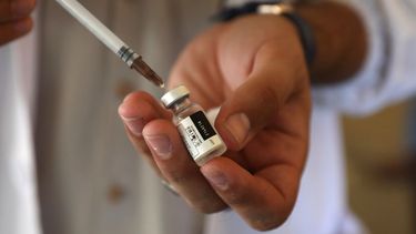 Un enfermero se prepara para aplicar la vacuna contra el coronavirus en Kabul, Afganistán.