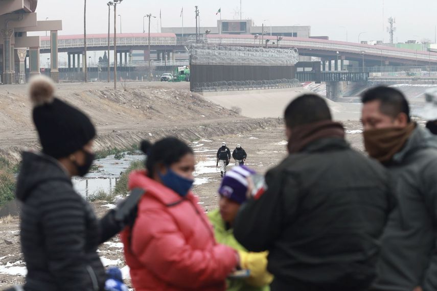 Una familia migrante cubana es detenida por la Guardia Nacional antes de cruzar el Río Bravo en la frontera con Estados Unidos en Ciudad Juárez, estado de Chihuahua, México.