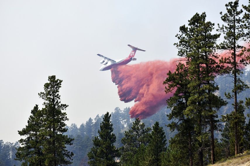 Un avión descarga retardante de incendios para frenar el avance del incendio Richard Spring, en el este de Lame Deer, Montana, el miércoles 11 de agosto de 2021.&nbsp;