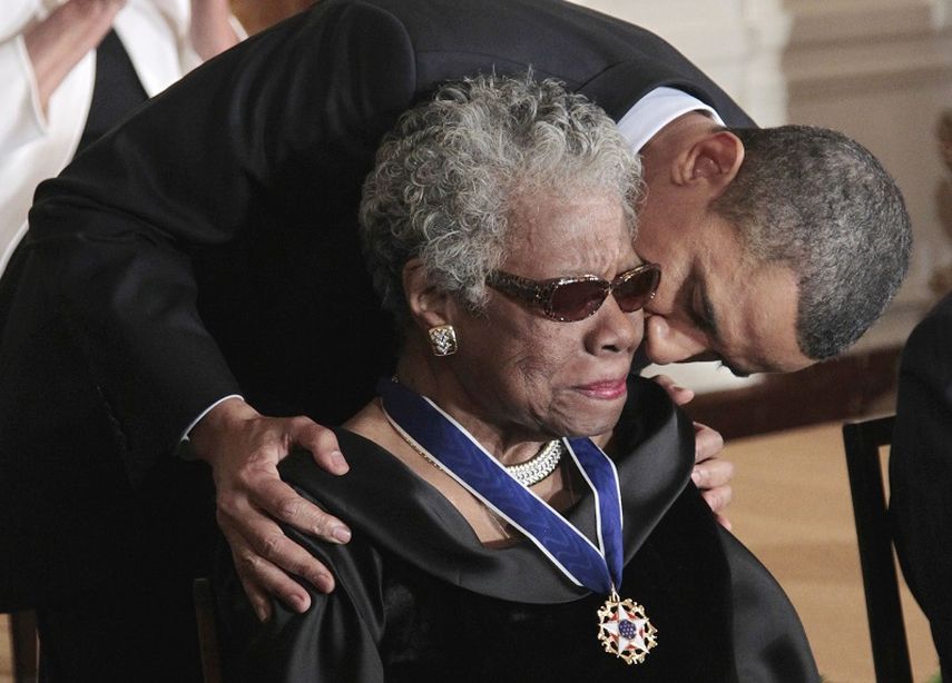 Obama besa a Maya Angelou tras otorgarle la Medalla de la Libertad. (AP)