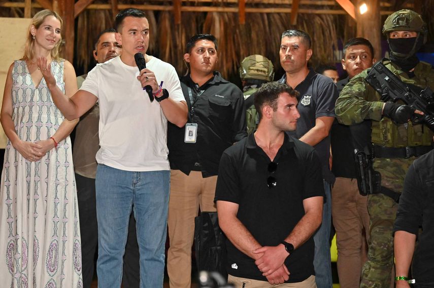 Daniel Noboa fue parco en su primer mensaje como presidente de Ecuador en compañía de su esposa Lavinia Valbonesi.&nbsp;