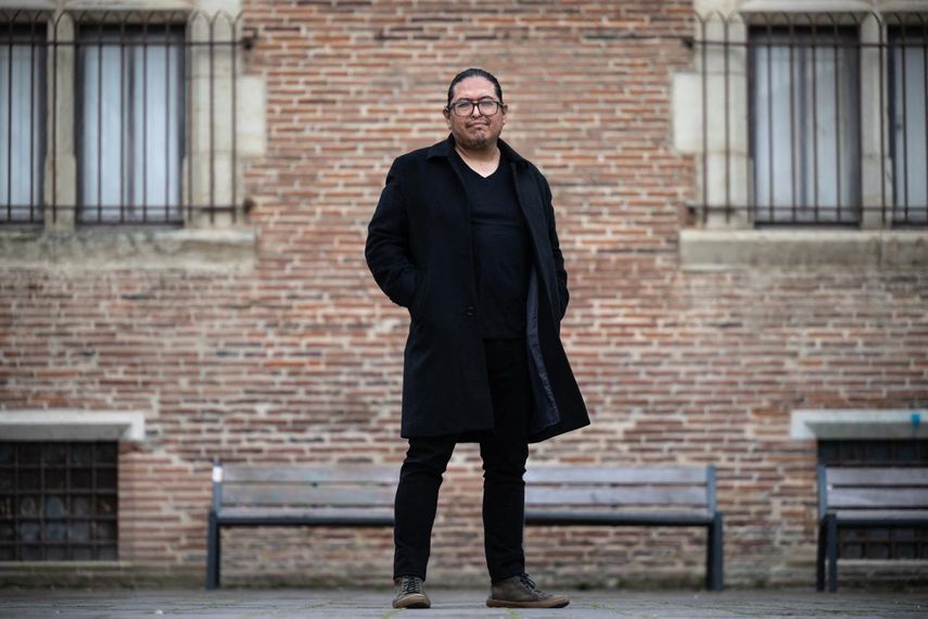 El director, productor y guionista boliviano Álvaro Olmos Torrico posa en el marco del festival de cine latinoamericano Cinelatino en Toulouse, al sur de Francia, el 22 de marzo de 2026.