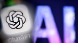 Una foto tomada el 1 de septiembre de 2025 muestra las letras AI para Inteligencia Artificial en la pantalla de una computadora portátil (R) junto al logotipo de la aplicación ChatGPT en la pantalla de un teléfono inteligente en Frankfurt am Main, oeste de Alemania. Una foto tomada el 1 de septiembre de 2025 muestra las letras AI para Inteligencia Artificial en la pantalla de una computadora portátil (R) junto al logotipo de la aplicación ChatGPT en la pantalla de un teléfono inteligente en Frankfurt am Main, oeste de Alemania.