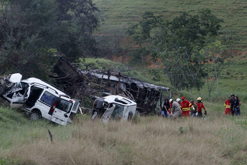 Dos ambulancias que iban detrás del autobús impactaron luego con ambos vehículos