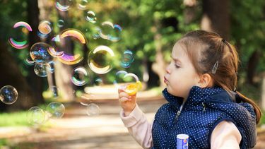Los niños tendrán la oportunidad de usar su imaginación, con una variedad de actividades, que incluyen la construcción de objetos con material de uso cotidiano, la realización de murales, hacer arte en tiza y mucho más.&nbsp;