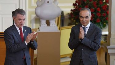 El presidente colombiano, Juan Manuel Santos, junto al Alto Comisionado para la Paz, Rodrigo Rivera.