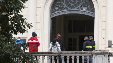 Familiares de las víctimas del accidente aéreo de Voepass esperan en la entrada del Instituto Médico Forense en Sao Paulo, el 10 de agosto de 2024.&nbsp;