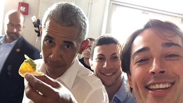El expresidente Obama posó para varias fotos con los empleados del lugar.&nbsp;