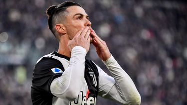 Cristiano Ronaldo festeja uno de los tres goles que anotó en la victoria 4-0 de Juventus sobre Cagliari en Turín el 6 de enero del 2020. Además hizo el pase del cuarto, marcado por Gonzalo Higuaín