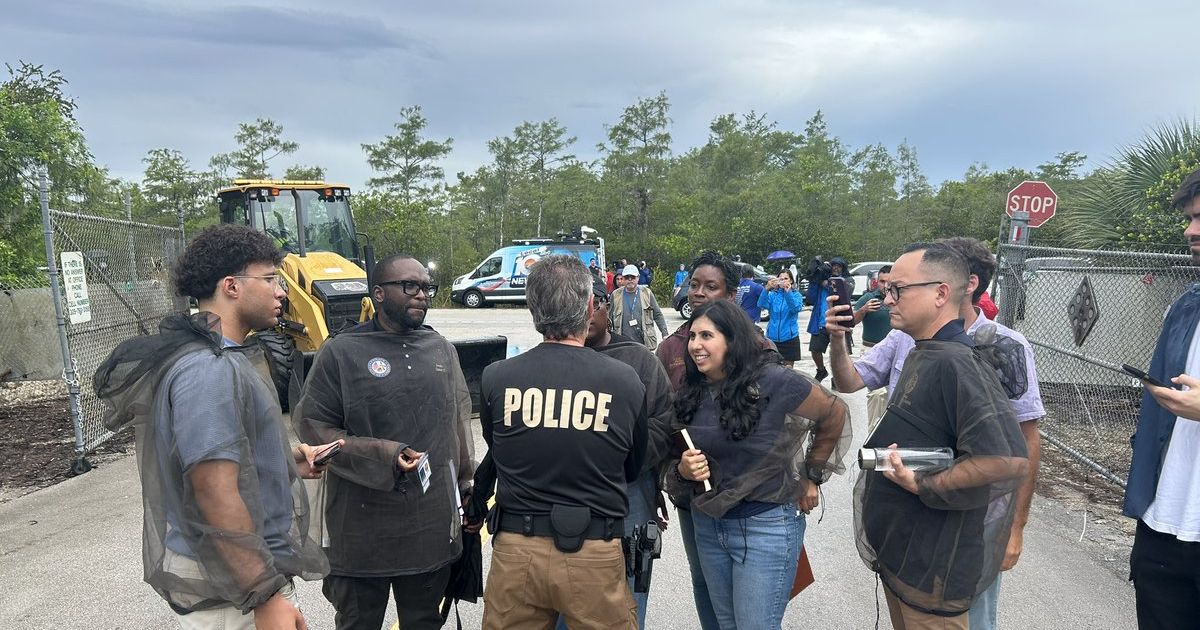 Congresistas demócratas aceptan visitar Alligator Alcatraz, pero denuncian intento de encubrimiento