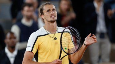El alemán Alexander Zverev celebra tras ganar su partido de cuartos de final del Abierto de Francia contra el australiano Álex De Miñaur en el estadio Roland Garros en París, el miércoles 5 de junio de 2024.