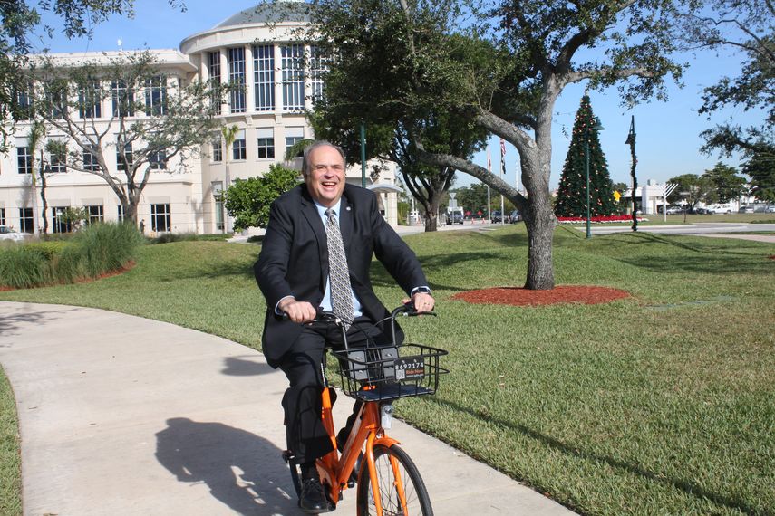 El alcalde de Doral,&nbsp;Juan Carlos Berm&uacute;dez, circula en bicicleta (imagen de archivo).