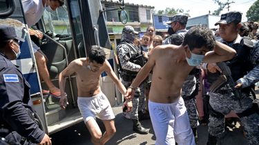 Hombres capturados por supuestos vínculos con pandillas son escoltados por la Policía Nacional Civil durante el estado de emergencia declarado por el gobierno en San Salvador, El Salvador.&nbsp;