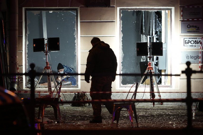 La policía rusa en un café donde ocurrió una explosión en San Petersburgo, Rusia, el 2 de abril de 2023.&nbsp;&nbsp;