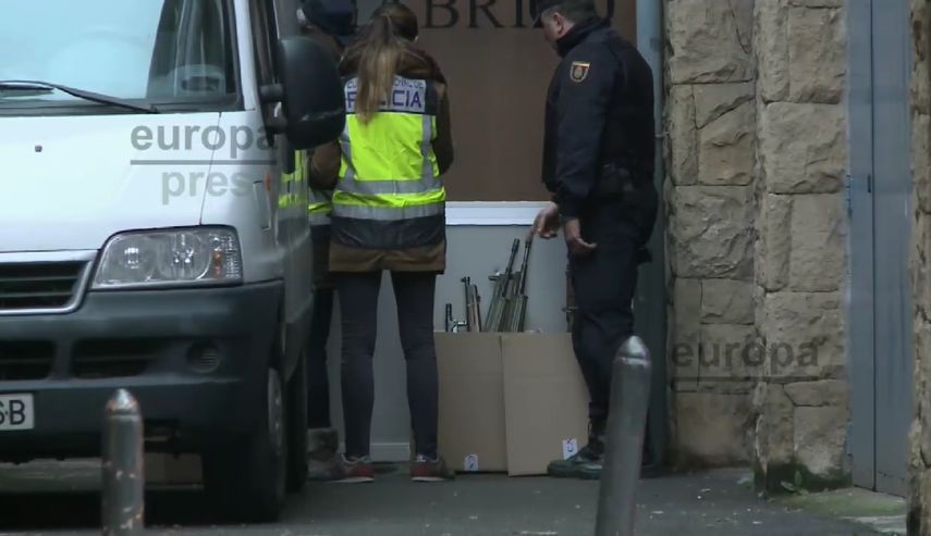 El modus operandi para adquirir las armas fue el utilizado en los atentados cometidos en París en enero de 2015.