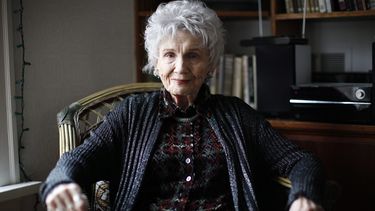 La escritora canadiense Alice Munro es fotografiada durante una entrevista en Victoria, Canadá, el 10 de diciembre de 2013.