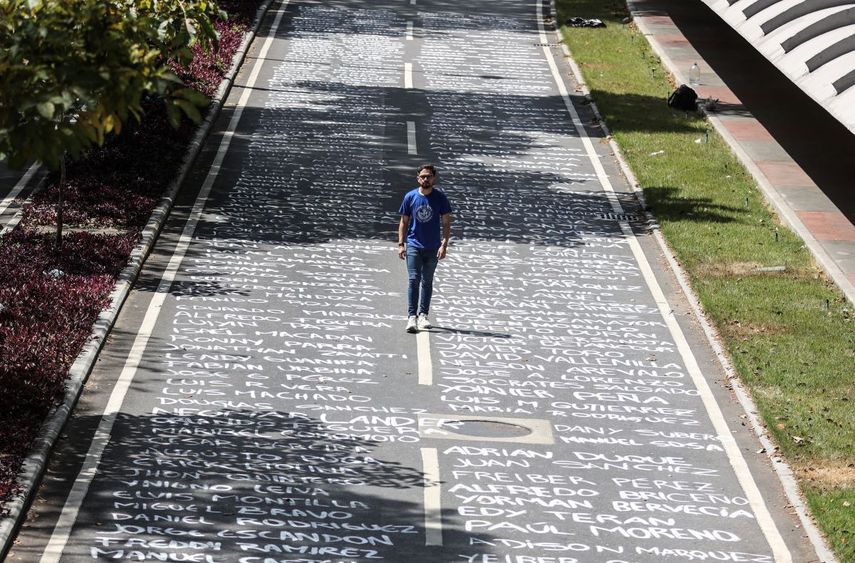 Un estudiante de la Universidad Central de Venezuela camina sobre los nombres de los estudiantes desaparecidos pintados en el piso de la entrada de la universidad en celebración del Día de la Juventud Venezolana en Caracas el 12 de febrero de 2025.&nbsp;
