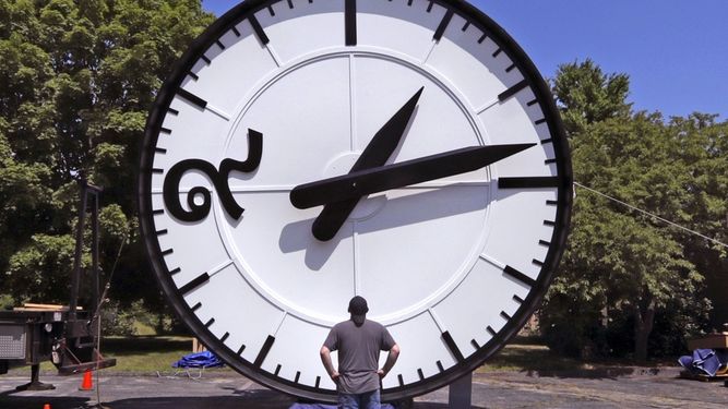 Fotograf&iacute;a del jueves 25 de julio de 2019 de un empleado de la Electric Time Company en Medfield, Massachussets, probando un reloj construido para una nueva estaci&oacute;n de tren en Bangkok, Tailandia, antes de su env&iacute;o.