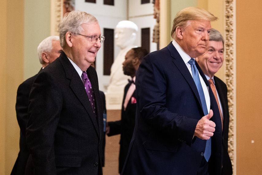 El presidente Donald Trump y el l&iacute;der de la mayor&iacute;a en el Senado Mitch McConnell en el Capitolio