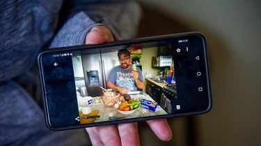 Adriana Meneses, de 45 años, viuda de Carlos Hernández, la primera persona en morir de COVID-19 en México, muestra una fotografía de él en su casa en Los Reyes, La Paz, estado de México, México, el 25 de marzo de 2021. Carlos Hernández fue la primera de más de 200,000 personas que murieron por COVID-19 hasta ahora en México.