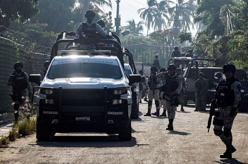 Miembros de la Armada de México llegan a la casa de una familia que fue masacrada por un comando armado en la localidad de Tres Palos en Acapulco, estado de Guerrero, México, el 4 de noviembre de 2024.