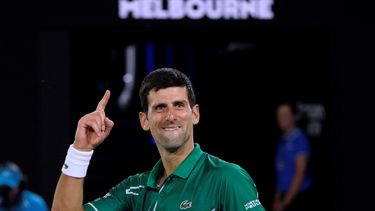 El serbio Novak Djokovic celebra tras vencer al suizo Roger Federer en su semifinal en el Abierto de Australia Melbourne el jueves, 30 de enero del 2020.