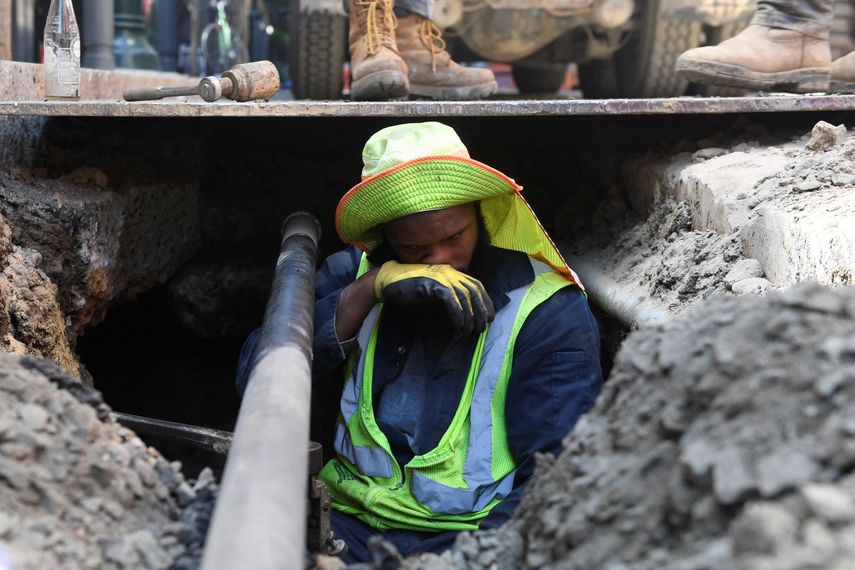 Un obrero realiza labores en medio de una ola de calor en una calle de Filadelfia el 28 de agosto de 2024.
