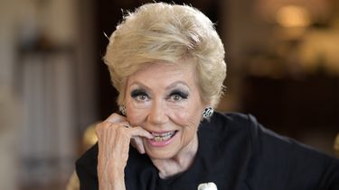 La actriz Mitzi Gaynor posa en su apartamento el 26 de mayo de 2021, en Beverly Hills, California.&nbsp;