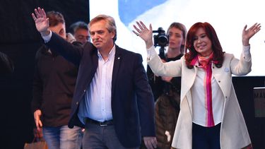 El candidato presidencial Alberto Fern&aacute;ndez, a la izquierda y su compa&ntilde;era de formula y expresidenta Cristina Fern&aacute;ndez, quien deber&aacute; responder ante la justicia por una red de sobornos a cambio de contratos de p&uacute;blicos.
