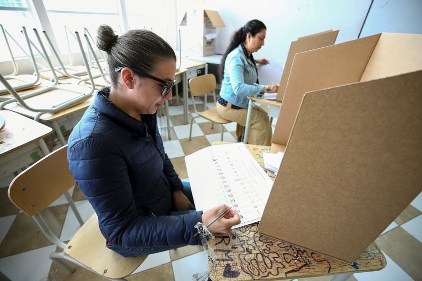 Ciudadanos ecuatorianos participan de la jornada de la elección de autoridades locales más compleja de la historia de&nbsp;Ecuador&nbsp;este domingo con la participación 81.278 candidatos inscritos a nivel nacional.