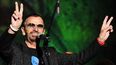 El exbaterista británico de la banda The Beatles Ringo Starr, haciendo su llamado de paz y amor. (EFE)