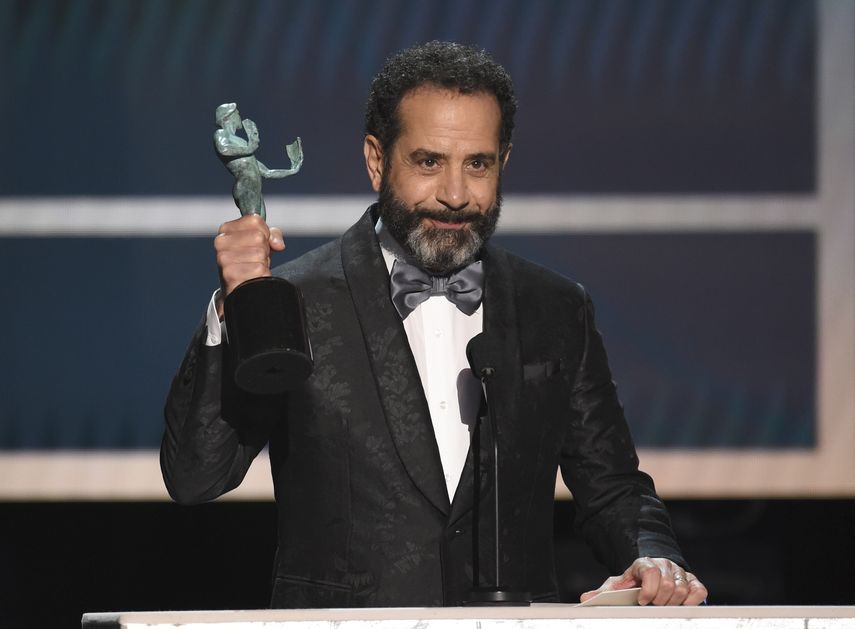 Tony Shalhoub recibe el Premio SAG al mejor actor en una serie de comedia por The Marvelous Mrs. Maisel, el domingo 19 de enero del 2020 en Los Angeles.&nbsp;