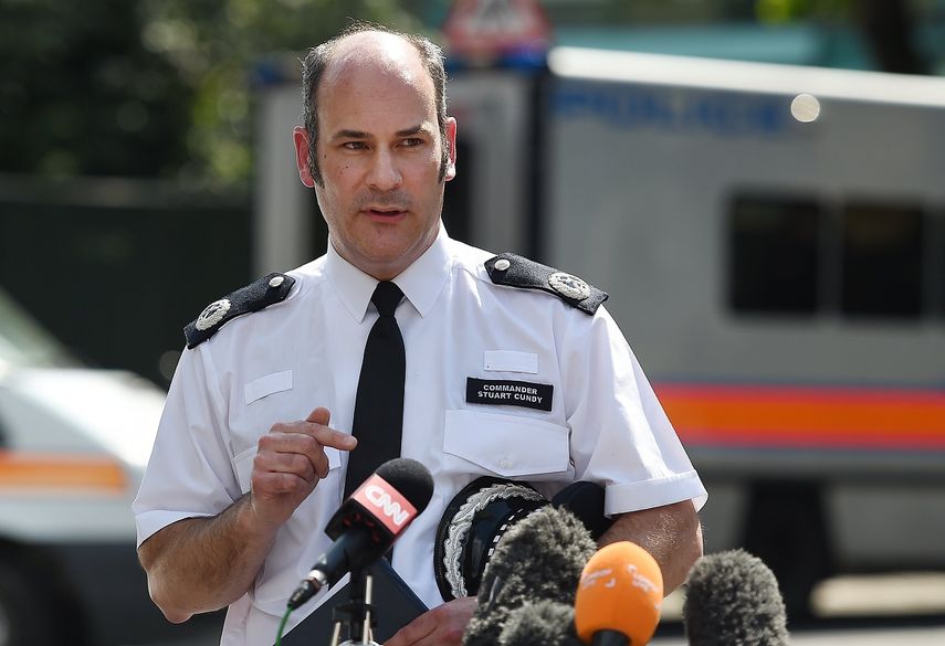 En cuanto podamos, vamos a localizar y recuperar a los seres queridos, dijo el comandante de la Met ante los periodistas congregados cerca de la torre Grenfell, de 24 plantas y en la que vivían entre 400 y 600 personas, muchas de ellas de pocos recursos.