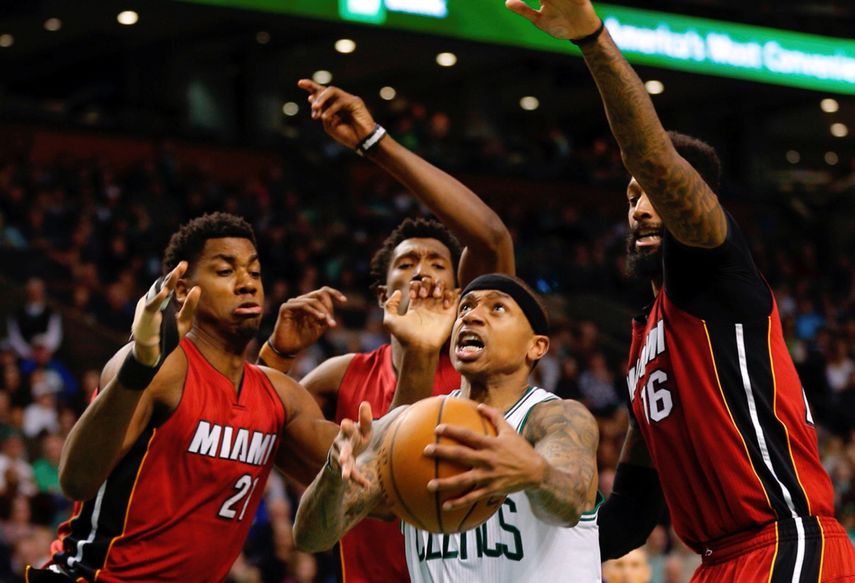 Isaiah Thomas lideró la victoria del conjunto de Boston al anotar 30 puntos.