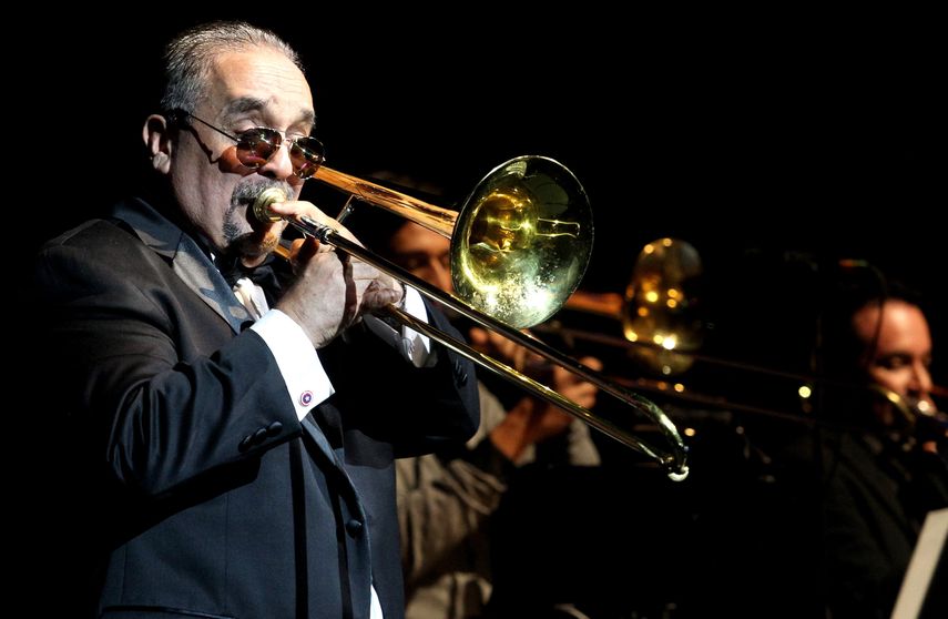 Fotografía de archivo del 29 de junio de 2017 que muestra al músico y compositor de salsa Willie Colón presentando su espectáculo “Tour 50 Aniversario” en Guadalajara (México). Colón, el emblemático trombonista, compositor e intérprete de iconos de la salsa como Idilio y Gitana y quien cosechó grandes éxitos junto a los cantantes Héctor Lavoe y Rubén Blades, falleció este sábado a sus 75 años, por complicaciones de salud en un hospital de Nueva York.