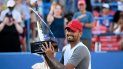 Nick Kyrgios posa con el trofeo al ganar el Abierto de Washington, el domingo 7 de agosto de 2022. Nick Kyrgios posa con el trofeo al ganar el Abierto de Washington, el domingo 7 de agosto de 2022.