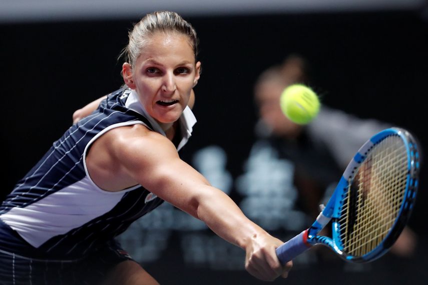 En imagen de archivo del s&aacute;bado 2 de noviembre de 2019, la checa Karolina Pliskova responde un tiro del australiano Ashleigh Barty durante las Finales de la WTA, en el Centro Deportivo Shenzhen Bay en Shenzhen, en la provincia china de Guangdong