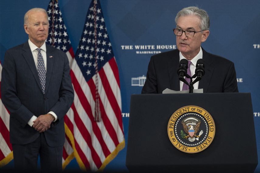 El presidente de la Reserva Federal de EEUU, Jerome Powell, y detrás el presidente Joe Biden. &nbsp;