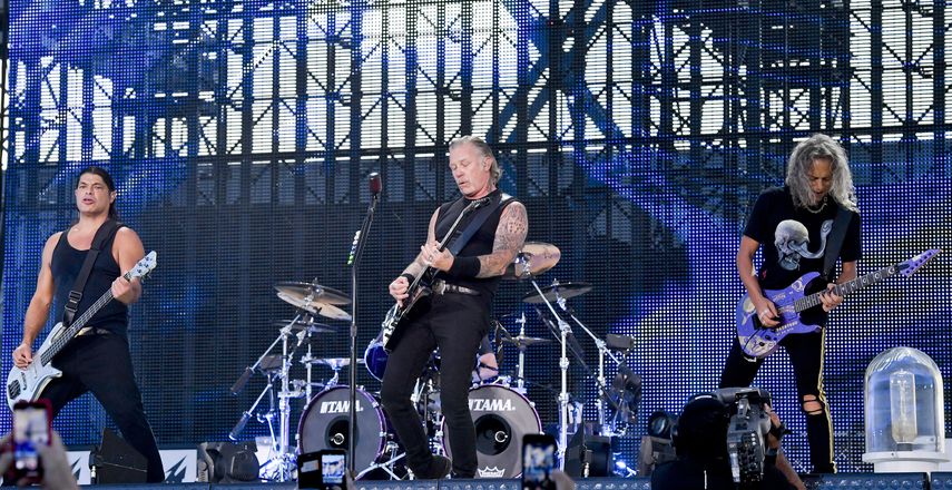 El guitarrista Robert Trujillo, el vocalista James Hetfield y el guitarrista Kirk Hammett, de la banda estadounidense Metallica, actúan en Praga durante un concierto como parte de la gira WorldWired.  