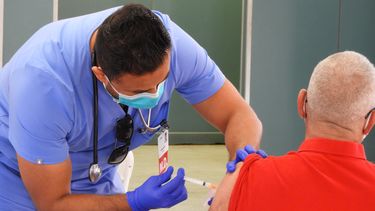 Enfermero administra una vacuna a residente de Miami-Dade.&nbsp;